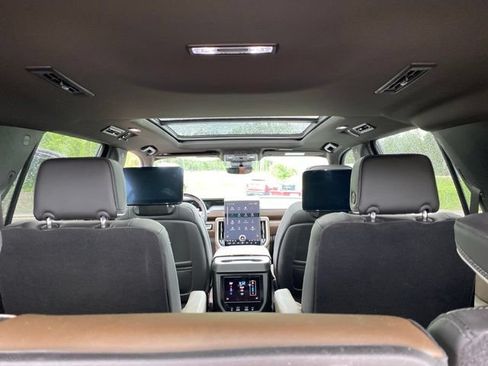 Used 2025 GMC Yukon Denali Ultimate AWD/4WD image 31