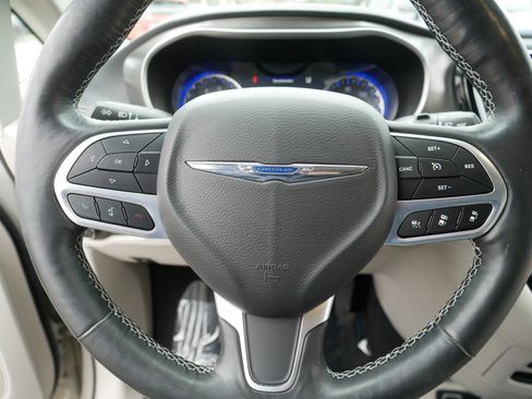 Used 2021 Chrysler Pacifica Touring-L w/ Premium & Safety Sphere Group FWD image 25