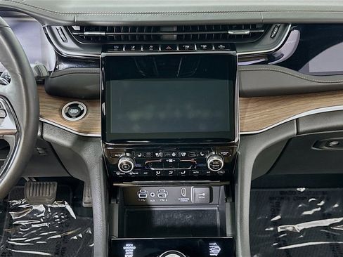 Used 2022 Jeep Grand Cherokee Summit w/ Advanced Protech Group IV AWD/4WD image 18