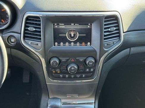 Used 2020 Jeep Grand Cherokee Laredo image 29