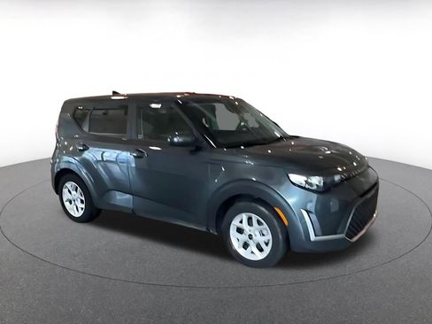 Used 2025 Kia Soul LX w/ LX Technology Package image 2