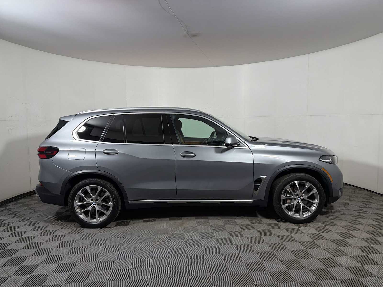 Used 2024 BMW X5 xDrive40i w/ Parking Assistance Package AWD/4WD image 7