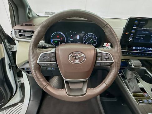Used 2022 Toyota Sienna Platinum FWD image 11