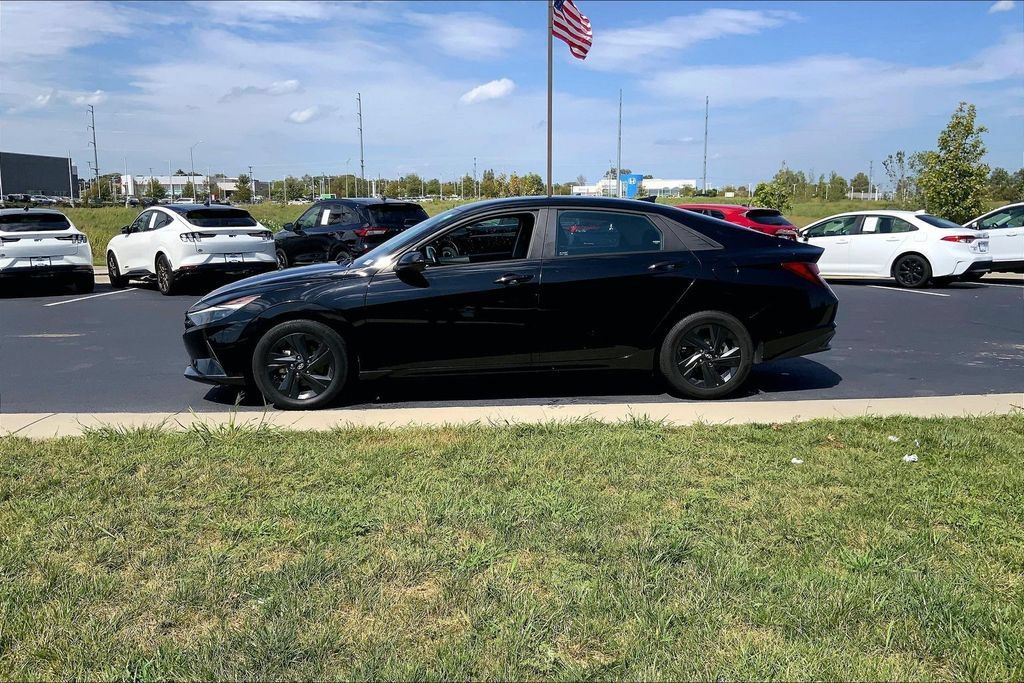Used 2022 Hyundai Elantra SEL w/ Convenience Package FWD image 12