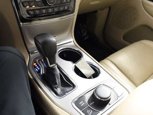 Used 2019 Jeep Grand Cherokee Limited w/ Luxury Group II AWD/4WD image 32