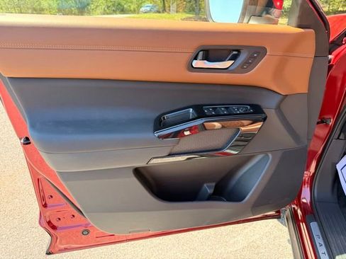 New 2026 Nissan Pathfinder Platinum AWD/4WD image 10