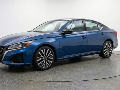 Used 2025 Nissan Altima 2.5 SV image 3