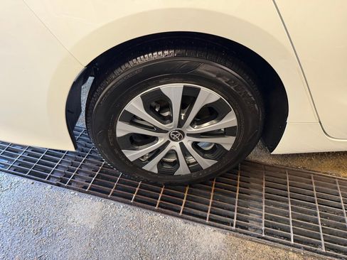 Used 2021 Toyota Prius Prime LE w/ Carpet Mat Package (TMS) FWD image 27