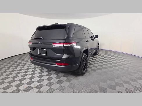 Used 2025 Jeep Grand Cherokee Altitude RWD image 38