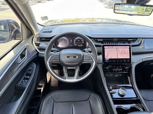 Used 2023 Jeep Grand Cherokee Limited w/ Luxury Tech Group II AWD/4WD image 13