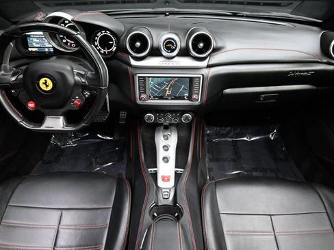 Used 2016 Ferrari California T image 3