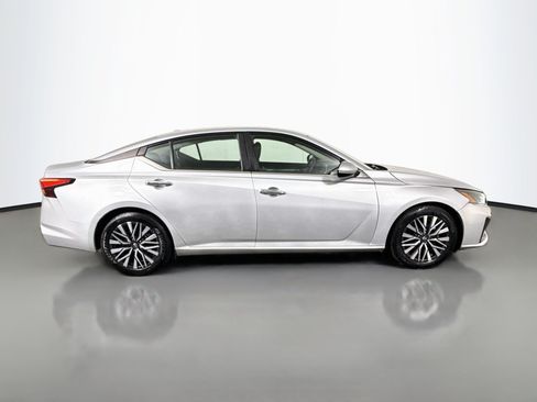 Used 2023 Nissan Altima 2.5 SV FWD image 11