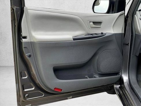Used 2017 Toyota Sienna L FWD image 18
