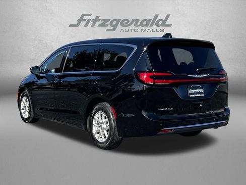 Used 2024 Chrysler Pacifica Touring-L image 8