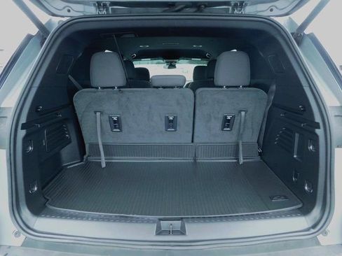 Used 2024 Chevrolet Traverse LT image 12