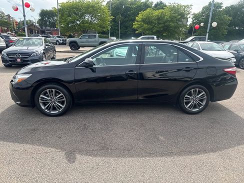 Used 2017 Toyota Camry SE w/ Moonroof Package FWD image 4
