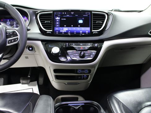 Used 2022 Chrysler Pacifica Touring-L FWD image 19