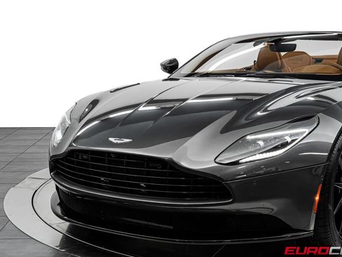 Used 2019 Aston Martin DB11 Volante RWD image 14