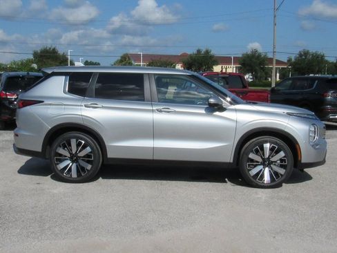 New 2025 Mitsubishi Outlander SE image 2
