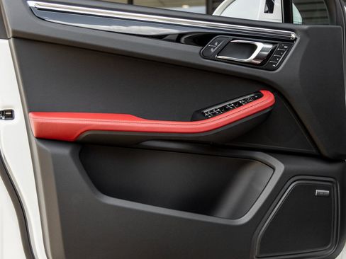 Certified 2025 Porsche Macan image 19