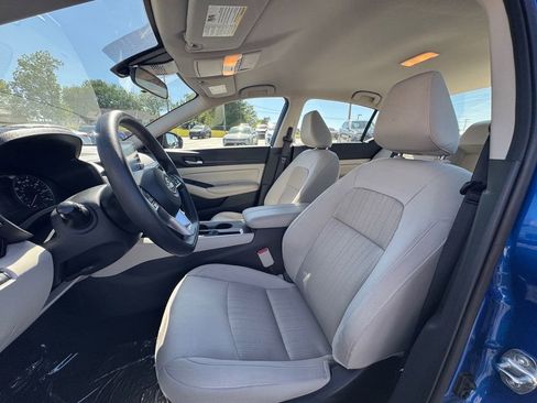 Used 2025 Nissan Altima 2.5 SV FWD image 14
