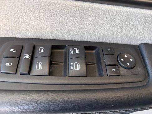 Used 2023 Chrysler Pacifica Touring-L FWD image 17