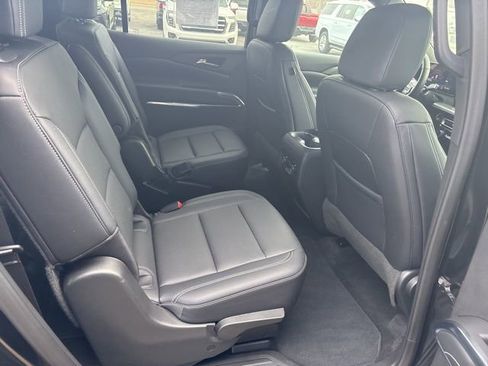 Used 2025 Chevrolet Traverse LT image 7