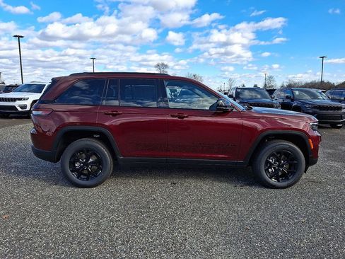 New 2025 Jeep Grand Cherokee Altitude image 9