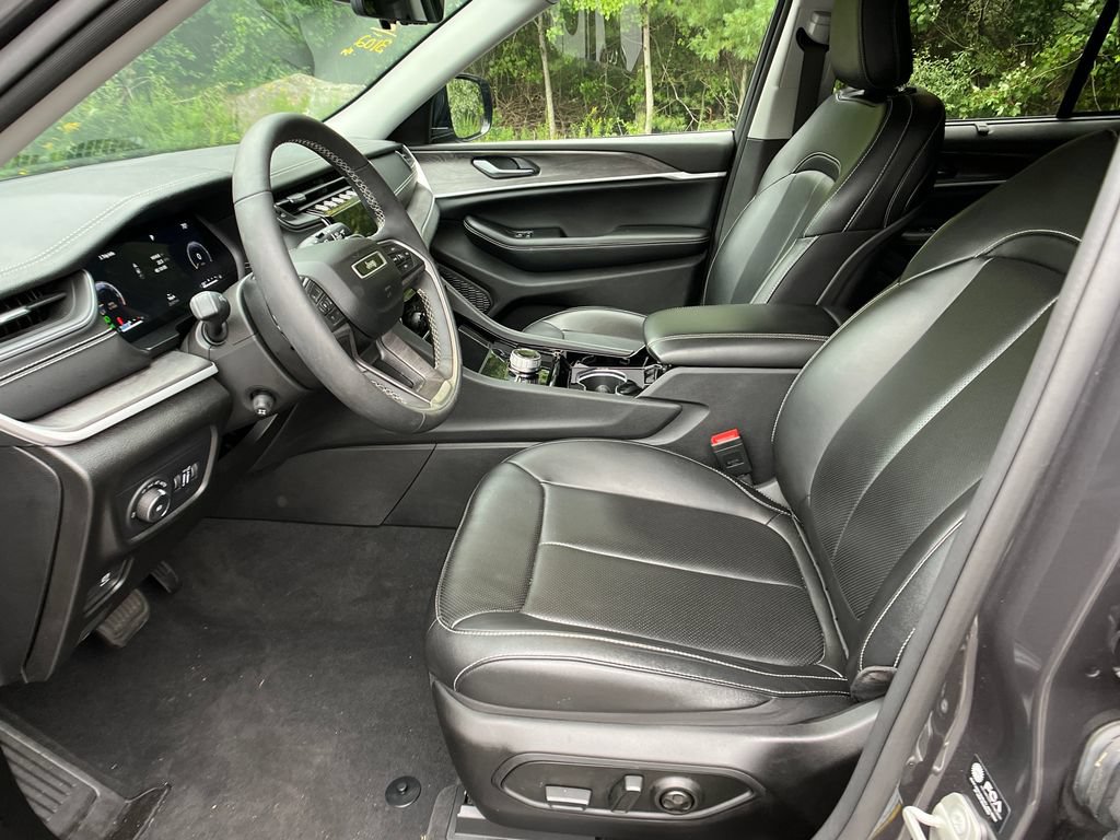 Used 2023 Jeep Grand Cherokee Limited w/ Luxury Tech Group II AWD/4WD image 32