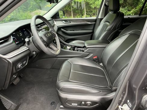 Used 2023 Jeep Grand Cherokee Limited w/ Luxury Tech Group II AWD/4WD image 32