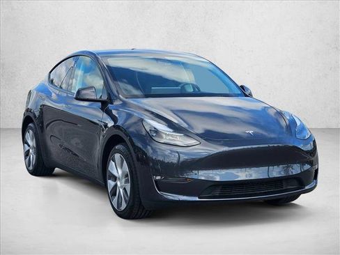 Used 2024 Tesla Model Y Long Range AWD/4WD image 3