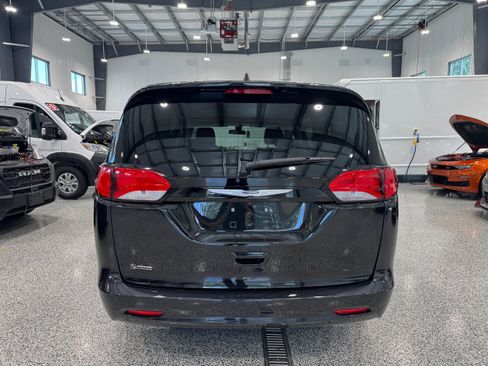 Used 2022 Chrysler Voyager LX FWD image 7