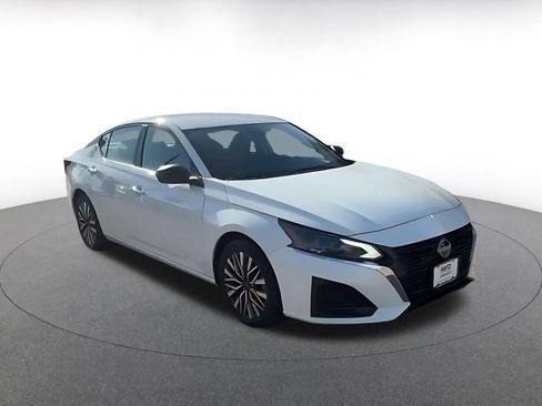 Used 2025 Nissan Altima 2.5 SV FWD image 3