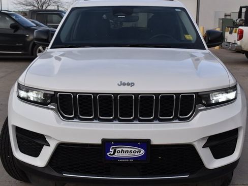 Used 2023 Jeep Grand Cherokee Laredo image 2