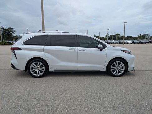 Used 2024 Toyota Sienna Platinum FWD image 4