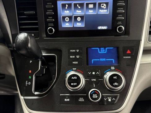 Used 2020 Toyota Sienna L image 21