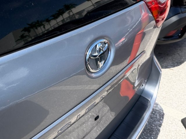 Used 2018 Toyota Sienna XLE Premium FWD image 7