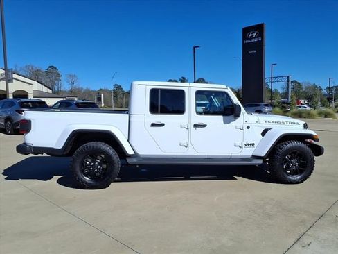 Used 2025 Jeep Gladiator Sport image 2