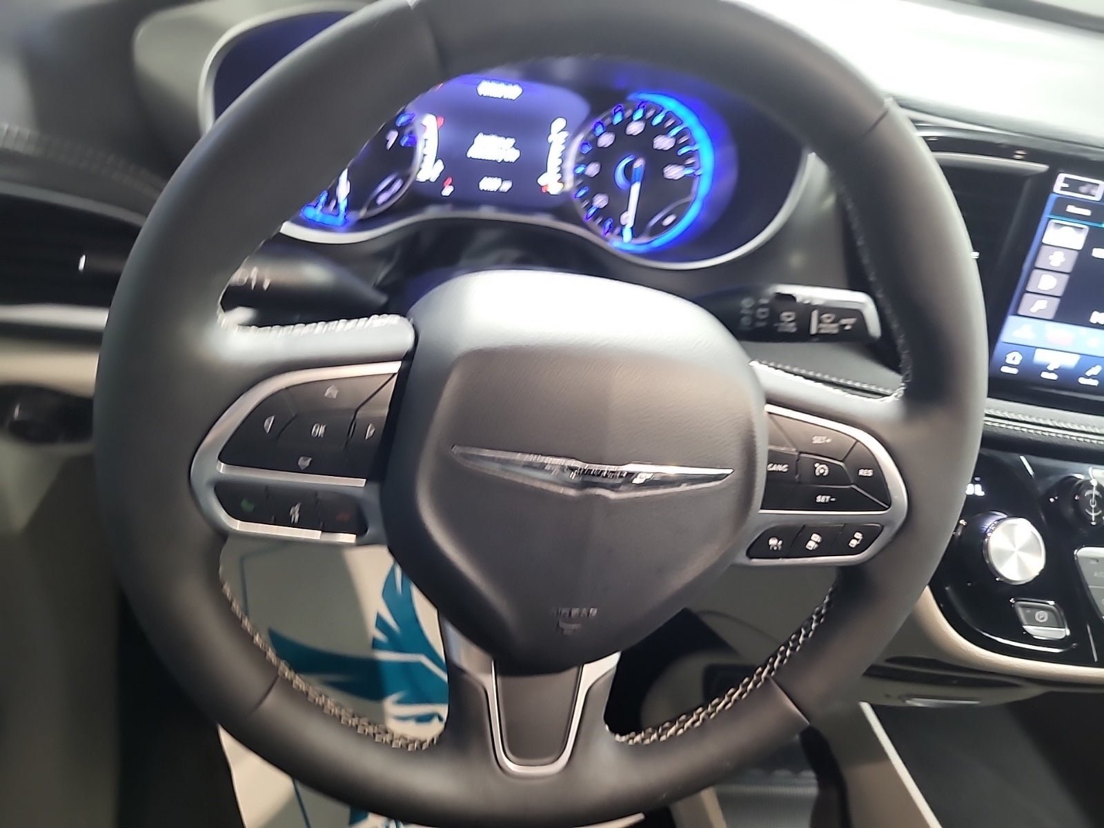 Used 2024 Chrysler Pacifica Touring-L w/ Uconnect Theater Family Group FWD image 8