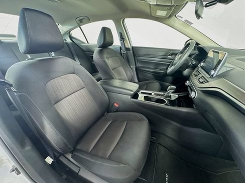 Used 2024 Nissan Altima 2.5 SV FWD image 25