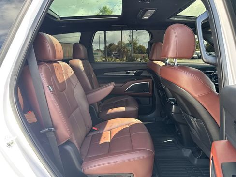 Used 2024 Kia Telluride SX w/ Towing Package FWD image 18