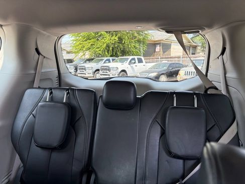 Used 2023 Chrysler Pacifica Touring-L FWD image 17