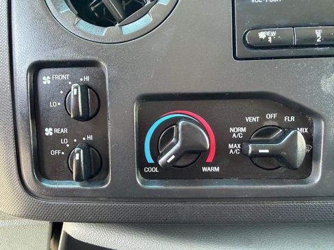 Used 2009 Ford E-350 and Econoline 350 Super Duty Wagon RWD image 26
