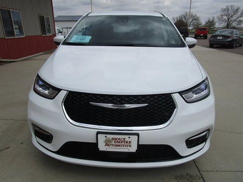 Used 2023 Chrysler Pacifica Touring-L FWD image 4
