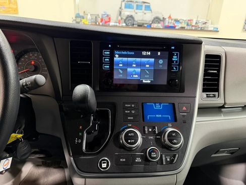 Used 2015 Toyota Sienna LE image 40