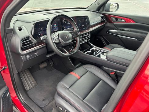 Used 2025 Chevrolet Traverse RS image 8