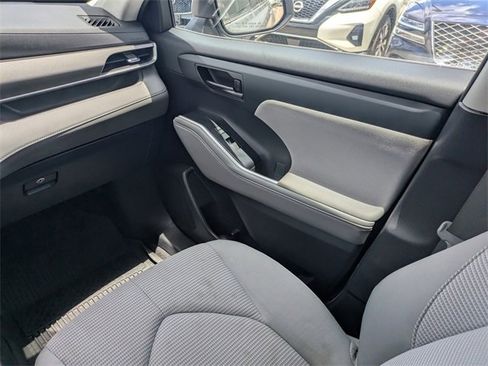 Used 2023 Toyota Highlander LE image 18