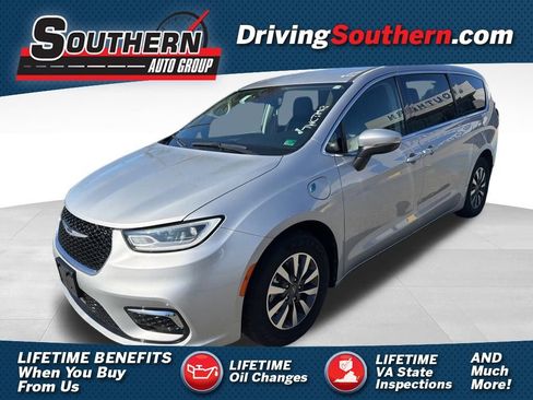 Used 2023 Chrysler Pacifica Touring-L image 1