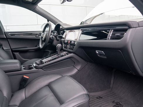 Certified 2025 Porsche Macan image 27