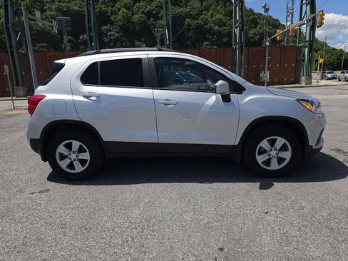 Used 2021 Chevrolet Trax LT w/ Premium Seat Package AWD/4WD image 9